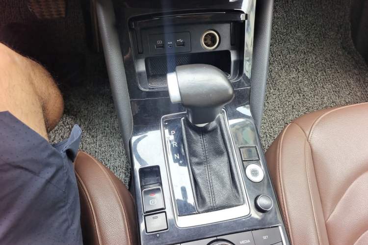 Used BORGWARD BX5 2017 20TGDI Automatic Two-Wheel Drive Pioneer Edition Gear Lever