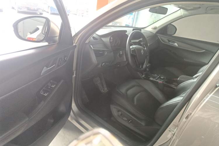 Used BORGWARD BX5 2017 20TGDI Automatic Two-Wheel Drive Pioneer Edition Interior 3