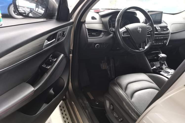Used BORGWARD BX5 2017 20TGDI Automatic Two-Wheel Drive Pioneer Edition Interior 3