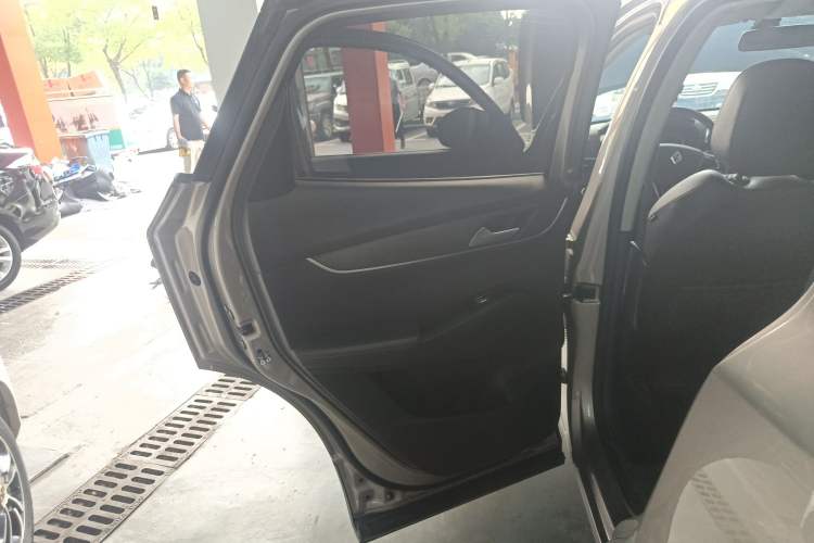 Used BORGWARD BX5 2017 20TGDI Automatic Two-Wheel Drive Pioneer Edition Interior 8