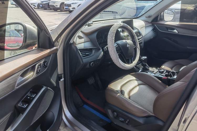 Used BORGWARD BX5 2017 20TGDI Automatic Two-Wheel Drive Pioneer Edition Interior 3