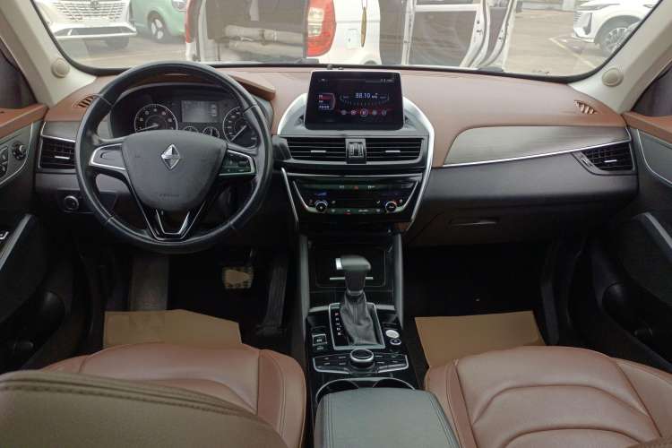 Used BORGWARD BX5 2017 20TGDI Automatic Two-Wheel Drive Pioneer Edition Center Console