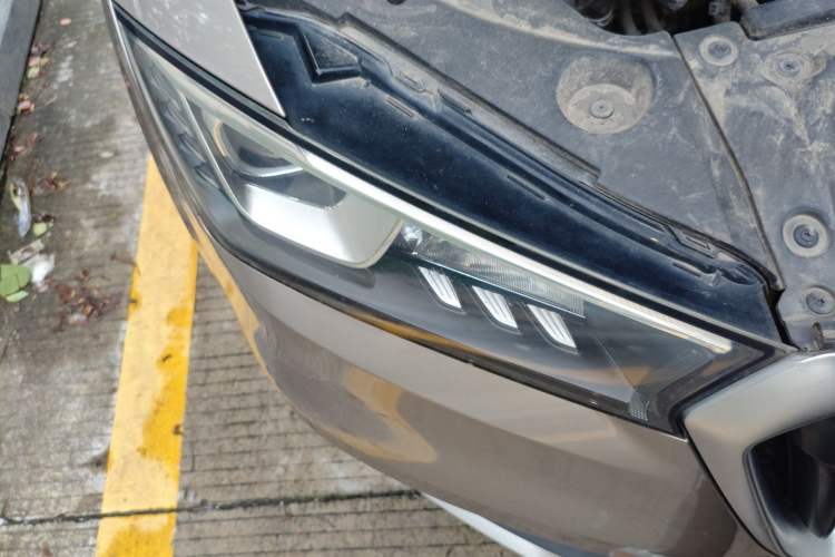Used BORGWARD BX5 2017 20TGDI Automatic Two-Wheel Drive Leading Edition Right Front Headlight