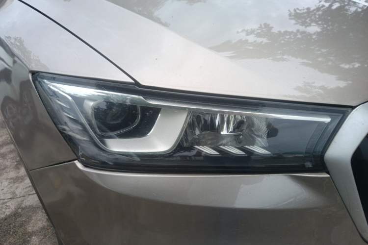 Used BORGWARD BX5 2017 20TGDI Automatic Two-Wheel Drive Leading Edition Right Front Headlight