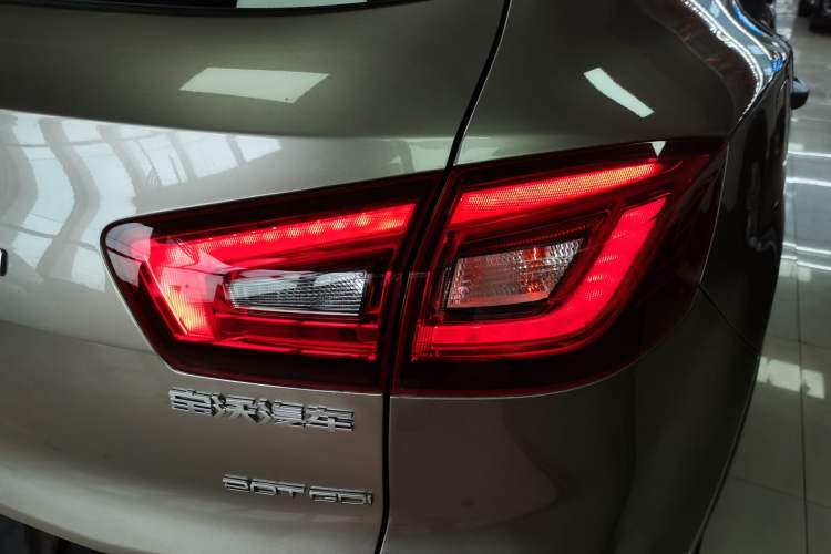 Used BORGWARD BX5 2017 20TGDI Automatic Two-Wheel Drive Pioneer Edition Right Rear Taillight