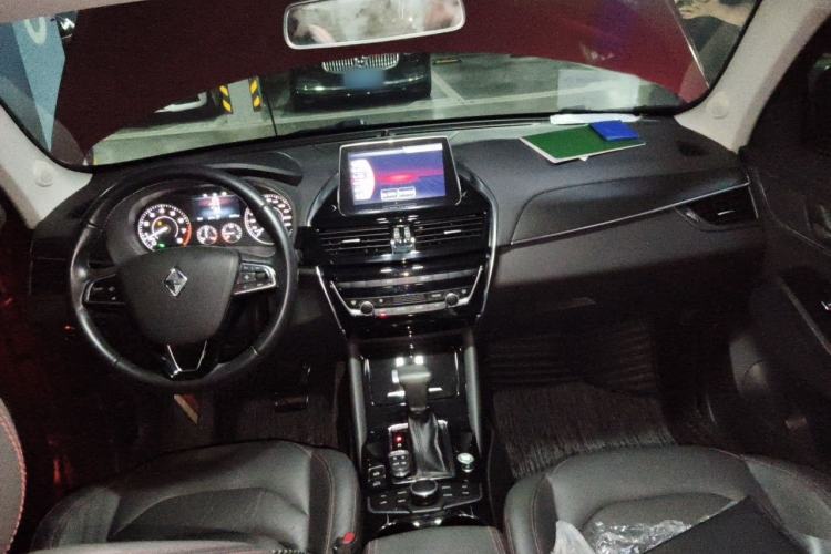 Used BORGWARD BX5 2017 25TGDI Automatic Two-Wheel Drive Fashion Plus Model Center Console
