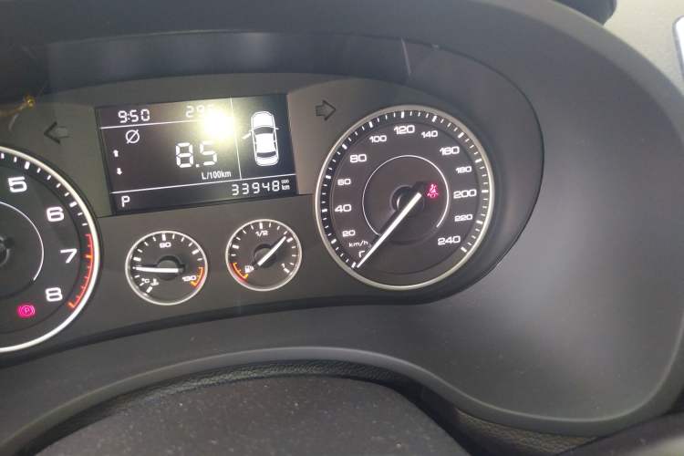 Used BORGWARD BX5 2017 20TGDI Automatic Two-Wheel Drive Pioneer Edition Odometer Close Up