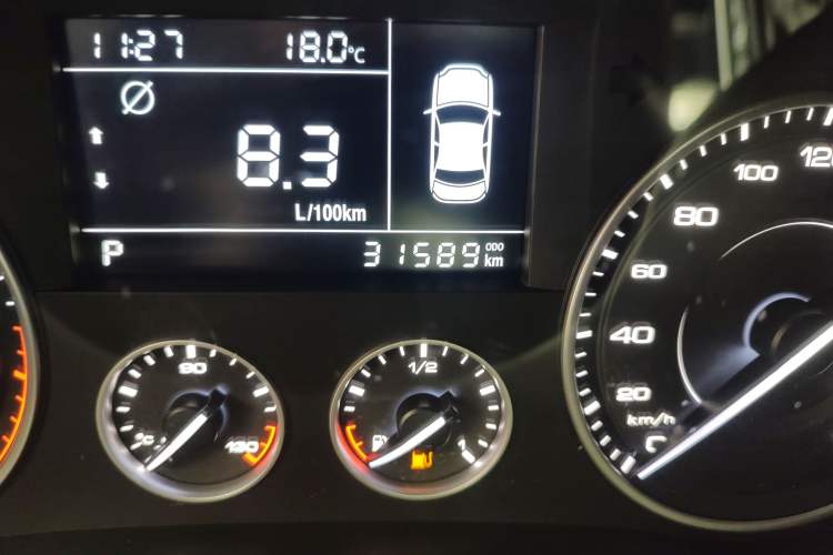 Used BORGWARD BX5 2017 20TGDI Automatic Two-Wheel Drive Pioneer Edition Odometer Close Up