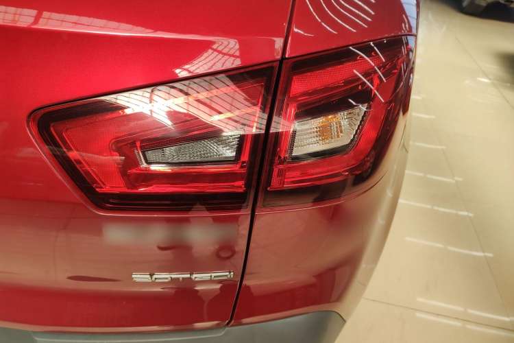 Used BORGWARD BX5 2017 20TGDI Automatic Two-Wheel Drive Pioneer Edition Right Rear Taillight