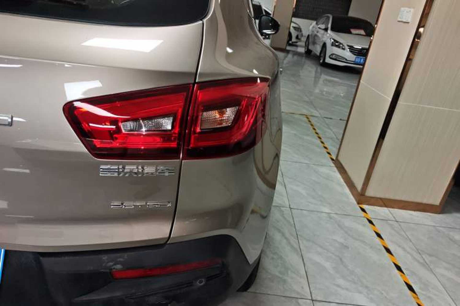 Used BORGWARD BX5 2017 20TGDI Automatic Two-Wheel Drive Pioneer Edition Right Rear Taillight