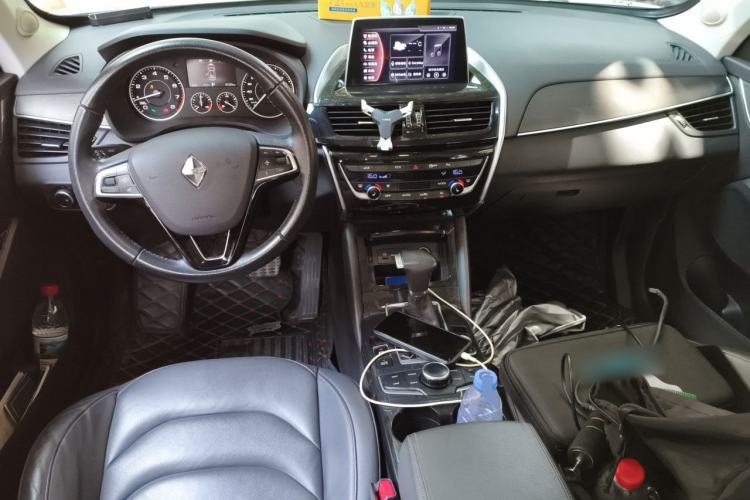 Used BORGWARD BX5 2017 25TGDI Automatic Two-Wheel Drive Smart Enjoyment Model Center Console