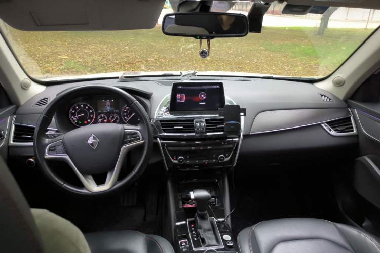 Used BORGWARD BX5 2017 20TGDI Automatic Two-Wheel Drive Entry-Level Edition Center Console