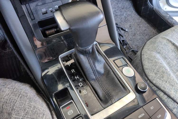 Used BORGWARD BX5 2017 20TGDI Automatic Two-Wheel Drive Pioneer Edition Gear Lever