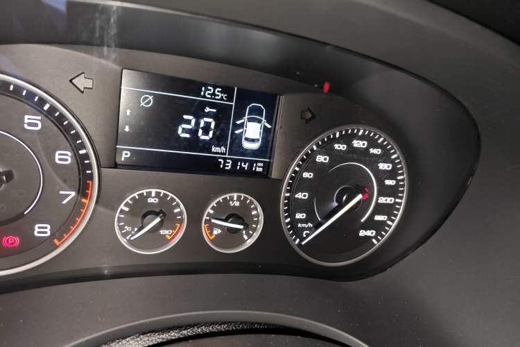 Used BORGWARD BX5 2017 20TGDI Automatic Two-Wheel Drive Pioneer Edition Odometer Close Up
