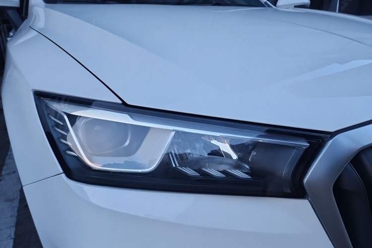 Used BORGWARD BX5 2017 20TGDI Automatic Two-Wheel Drive Pioneer Edition Right Front Headlight