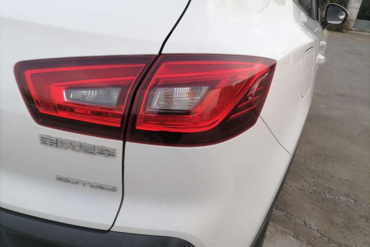 Used BORGWARD BX5 2017 20TGDI Automatic Two-Wheel Drive Pioneer Edition Right Rear Taillight