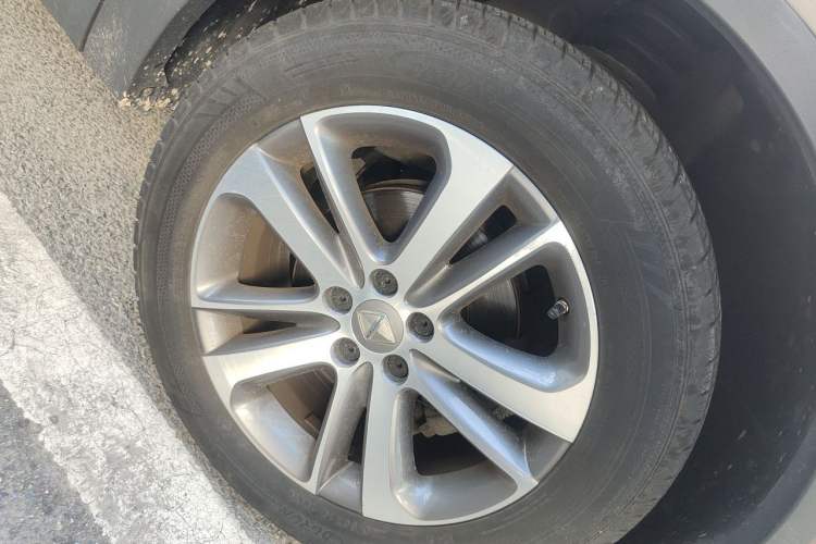 Used BORGWARD BX5 2017 20TGDI Automatic Two-Wheel Drive Leading Edition Right Front Wheel Hub