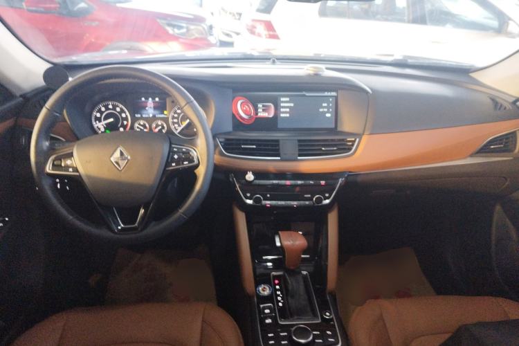 Used BORGWARD BX7 2016 28T Two-Wheel Drive Luxury Version 5 Seats Center Console