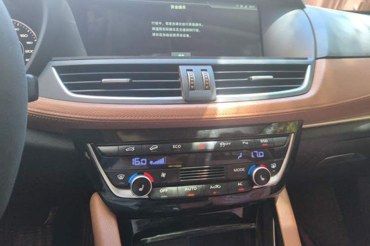 Used BORGWARD BX7 2016 28T Four-Wheel Drive Flagship Version 5 Seats Audio And AC Panel
