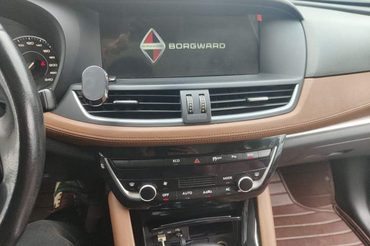 Used BORGWARD BX7 2016 28T Two-Wheel Drive Luxury Version 5 Seats Audio And AC Panel