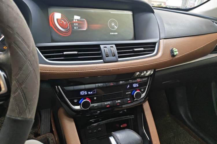 Used BORGWARD BX7 2016 28T Two-Wheel Drive Luxury Version 5 Seats Audio And AC Panel