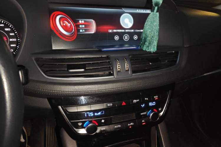 Used BORGWARD BX7 2016 28T Two-Wheel Drive Luxury Version 5 Seats Audio And AC Panel
