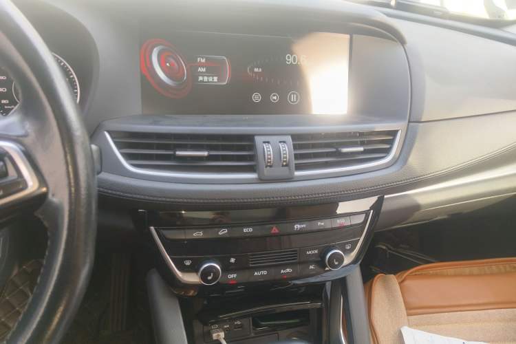Used BORGWARD BX7 2016 28T Four-Wheel Drive Flagship Version 5 Seats Audio And AC Panel