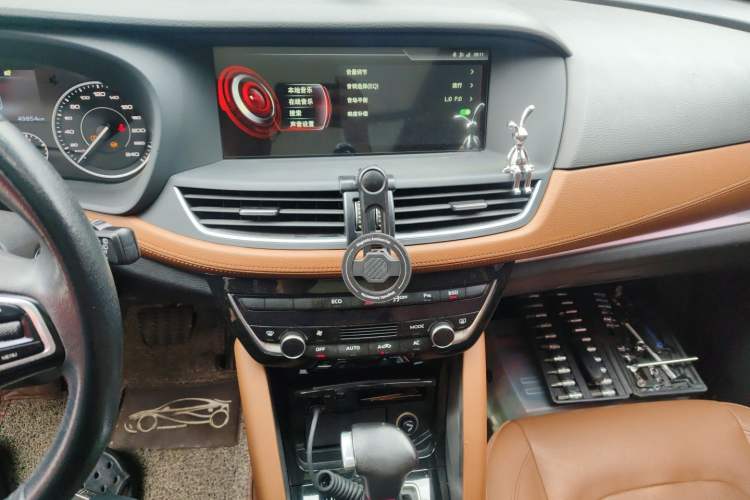 Used BORGWARD BX7 2016 28T Two-Wheel Drive Luxury Version 5 Seats Audio And AC Panel