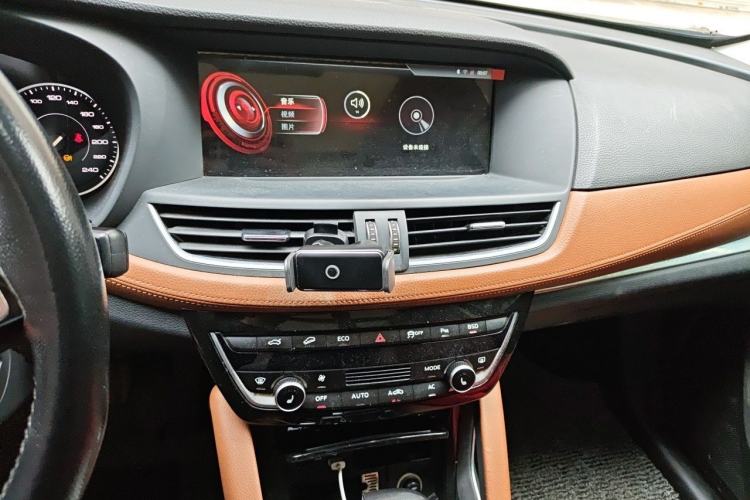 Used BORGWARD BX7 2016 28T Four-wheel Drive Luxury Edition 5 Seats Audio And AC Panel