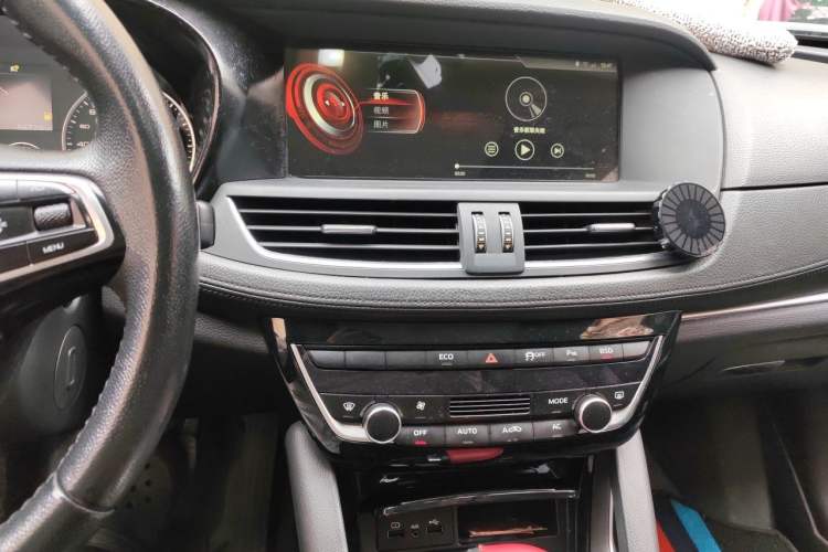 Used BORGWARD BX7 2016 28T Two-Wheel Drive Luxury Version 5 Seats Audio And AC Panel