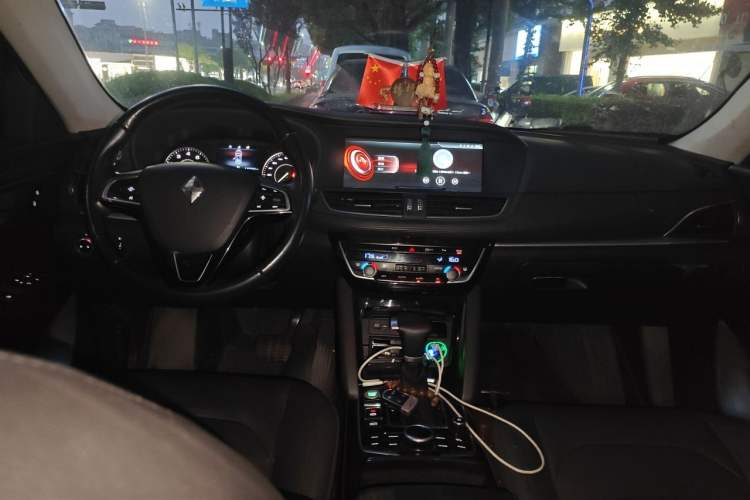 Used BORGWARD BX7 2016 28T Two-Wheel Drive Luxury Version 5 Seats Center Console