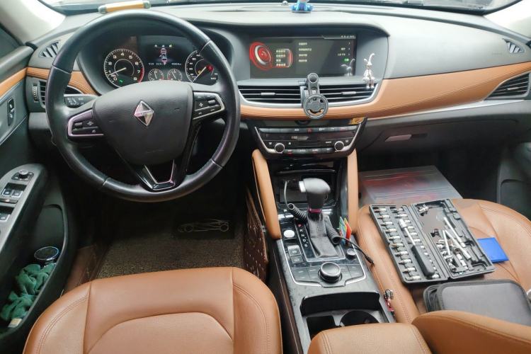 Used BORGWARD BX7 2016 28T Two-Wheel Drive Luxury Version 5 Seats Center Console