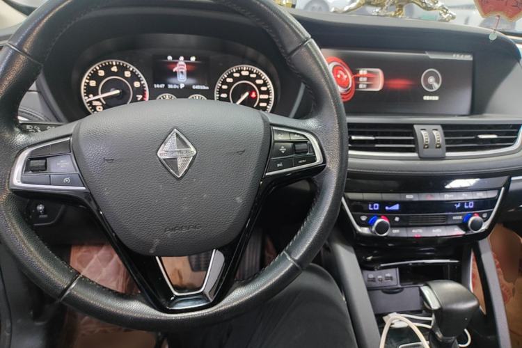 Used BORGWARD BX7 2016 28T Two-Wheel Drive Luxury Version 5 Seats Center Console