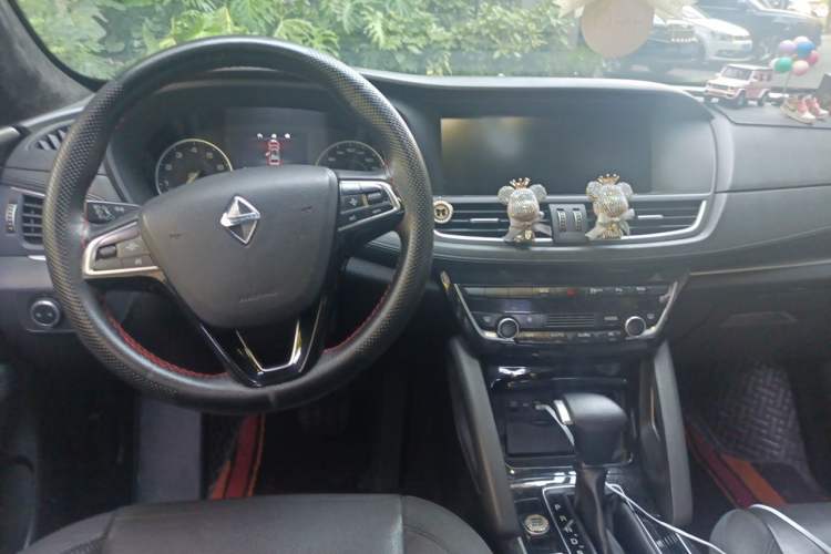 Used BORGWARD BX7 2016 28T Two-Wheel Drive Luxury Version 5 Seats Center Console