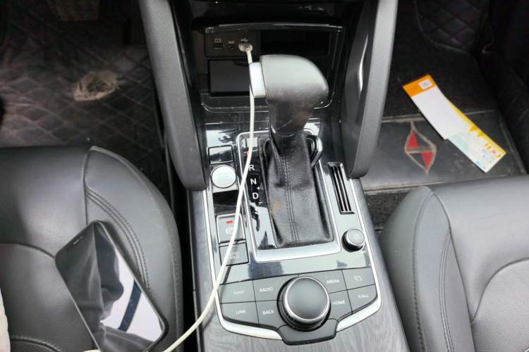 Used BORGWARD BX7 2016 28T Two-Wheel Drive Luxury Version 5 Seats Gear Lever