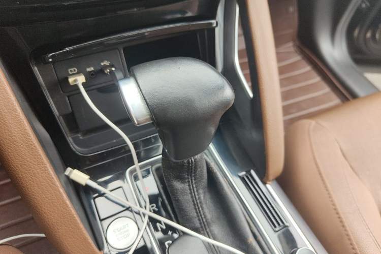 Used BORGWARD BX7 2016 28T Two-Wheel Drive Luxury Version 5 Seats Gear Lever