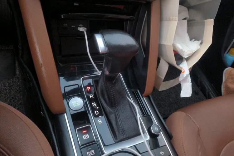 Used BORGWARD BX7 2016 28T Two-Wheel Drive Luxury Version 5 Seats Gear Lever