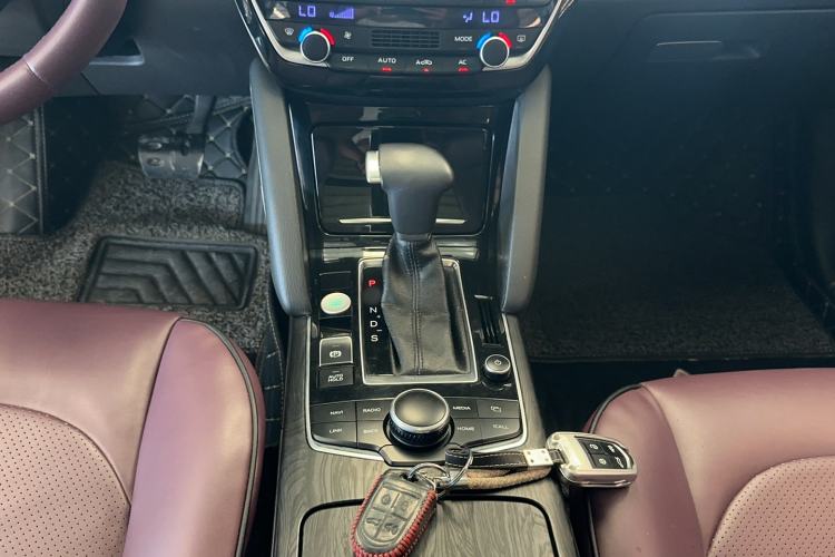 Used BORGWARD BX7 2016 28T Two-Wheel Drive Luxury Version 6 Seats Interior 3