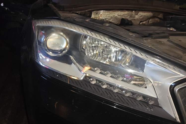 Used BORGWARD BX7 2016 28T Two-Wheel Drive Luxury Version 5 Seats Right Front Headlight