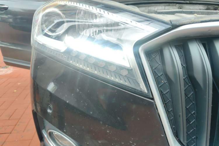 Used BORGWARD BX7 2016 28T Two-Wheel Drive Luxury Version 5 Seats Right Front Headlight