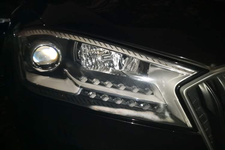 Used BORGWARD BX7 2016 28T Two-Wheel Drive Luxury Version 5 Seats Right Front Headlight