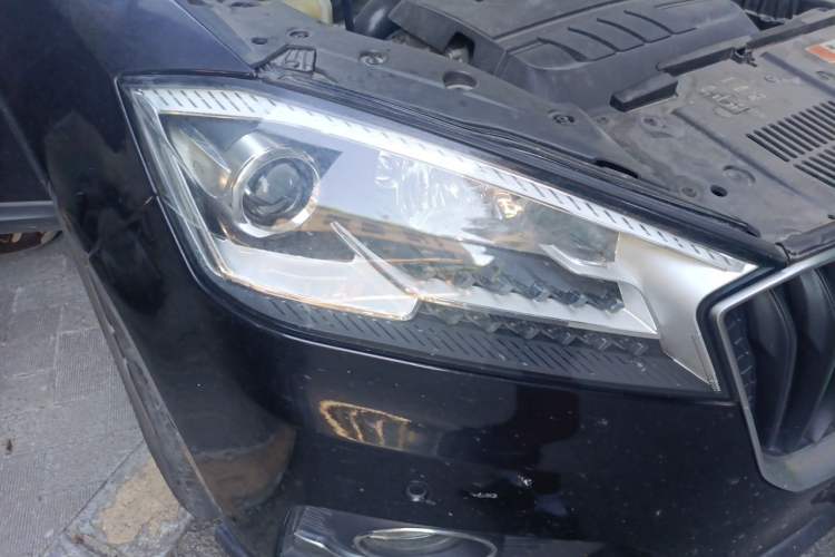 Used BORGWARD BX7 2016 28T Two-Wheel Drive Luxury Version 5 Seats Right Front Headlight