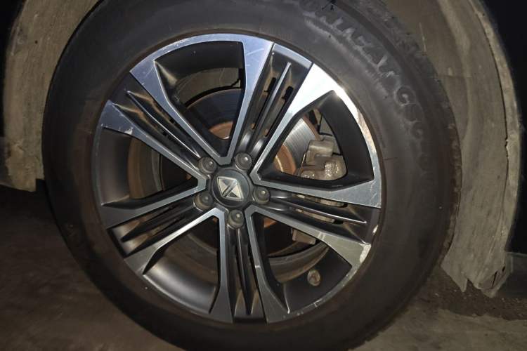 Used BORGWARD BX7 2016 28T Two-Wheel Drive Luxury Version 5 Seats Right Front Wheel Hub