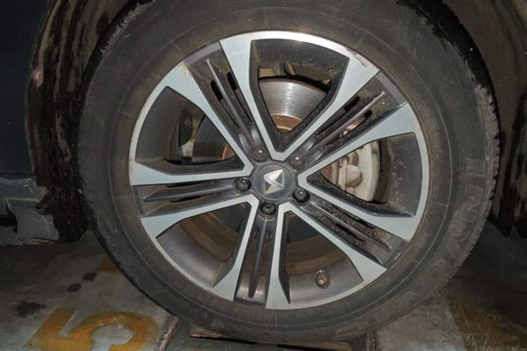 Used BORGWARD BX7 2016 28T Two-Wheel Drive Luxury Version 5 Seats Right Front Wheel Hub