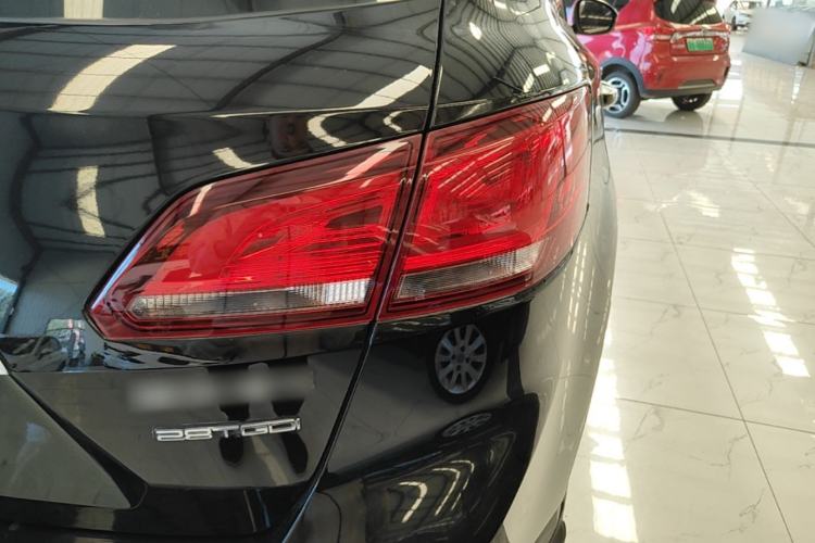 Used BORGWARD BX7 2016 28T Two-Wheel Drive Luxury Version 6 Seats Right Rear Taillight