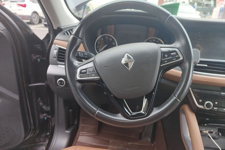 Used BORGWARD BX7 2016 28T Two-Wheel Drive Luxury Version 5 Seats Steering Wheel