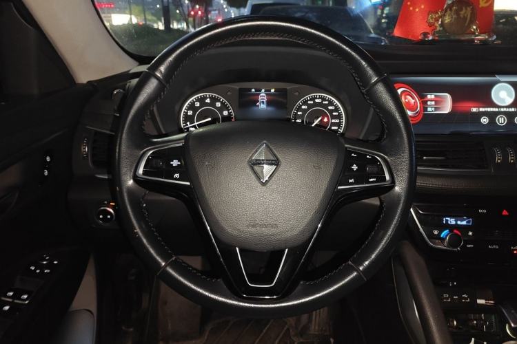 Used BORGWARD BX7 2016 28T Two-Wheel Drive Luxury Version 5 Seats Steering Wheel