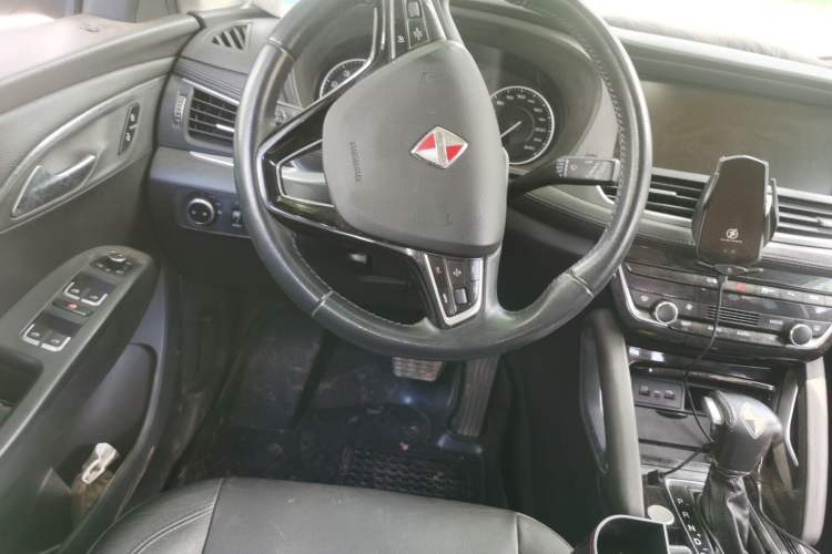 Used BORGWARD BX7 2016 28T Two-Wheel Drive Luxury Version 5 Seats Steering Wheel
