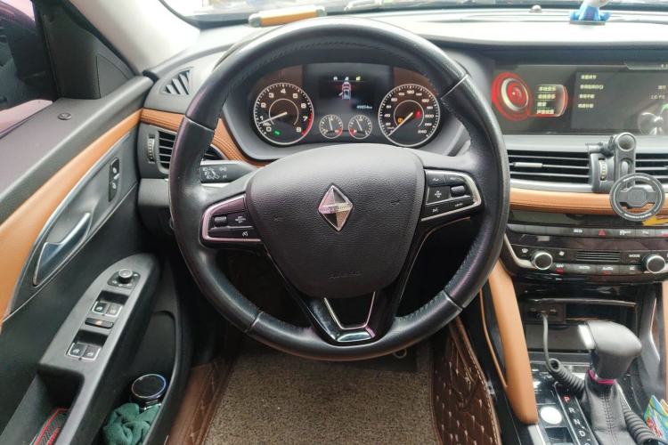 Used BORGWARD BX7 2016 28T Two-Wheel Drive Luxury Version 5 Seats Steering Wheel