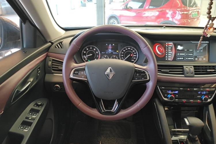 Used BORGWARD BX7 2016 28T Two-Wheel Drive Luxury Version 6 Seats Steering Wheel